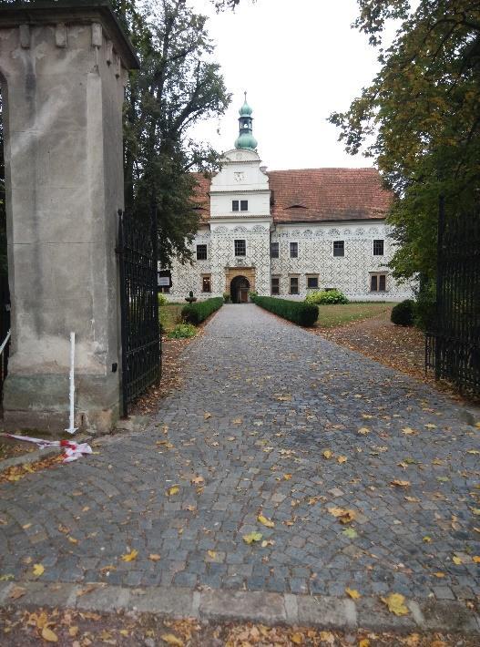 Obr. 24 Cesta k zámku