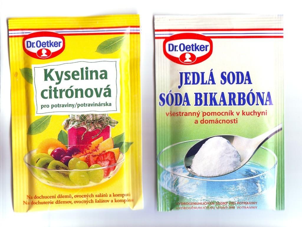 Příklady kyselých látek v domácnosti: roztok kyseliny citrónové, ocet (to je 8% roztok kyseliny octové ve vodě), šťáva z citrónu, pomeranče, dešťová voda (opravdu nikdy není neutrální), coca cola