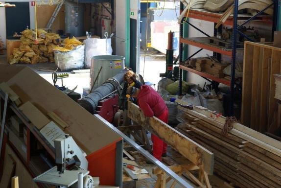 Příklady práce s nezaměstnanými Chráněná dílna kopírovací služby Práce se dřevem při stavbě historické lodi Čtvrtek Čtvrteční program byl zahájen přednáškou v organizaci DAAD.