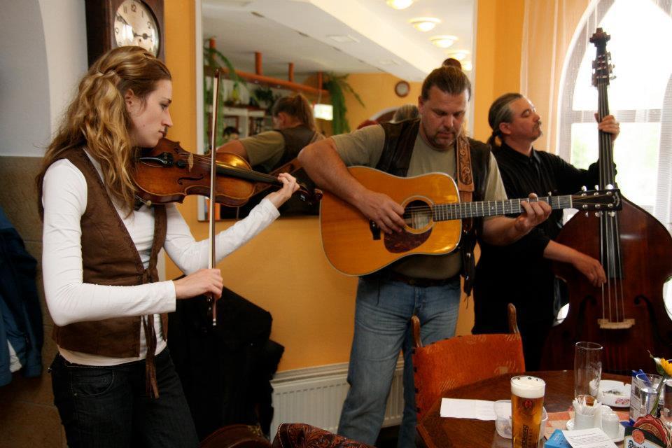XˇANDI Polná Kapela Xˇandi vznikla v restauraci U Bartáků v Polné a to v roce 1993. Vystřídala se celá řada muzikantů a sestava se podle možností různě doplňovala.