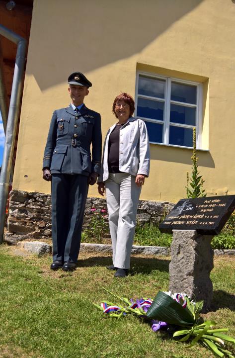 odstartoval páteční seancí ve velkém stanu s