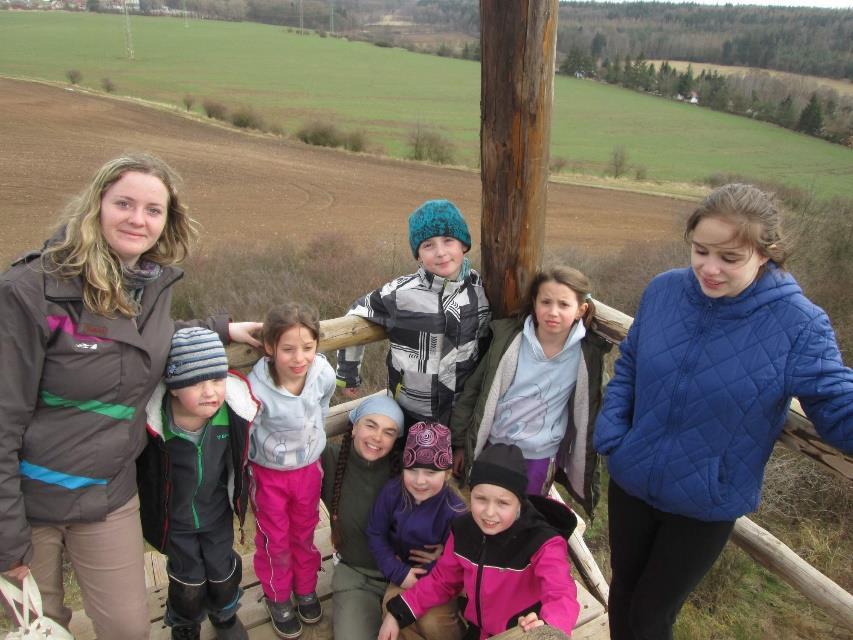 2017 Rodová výprava mladších na Veselov Kousek za lesem stojí v poli malá rozhledna, cestou nás