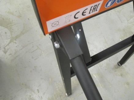 Ujistěte se, že kabel ani hadice nejsou zachyceny mezi