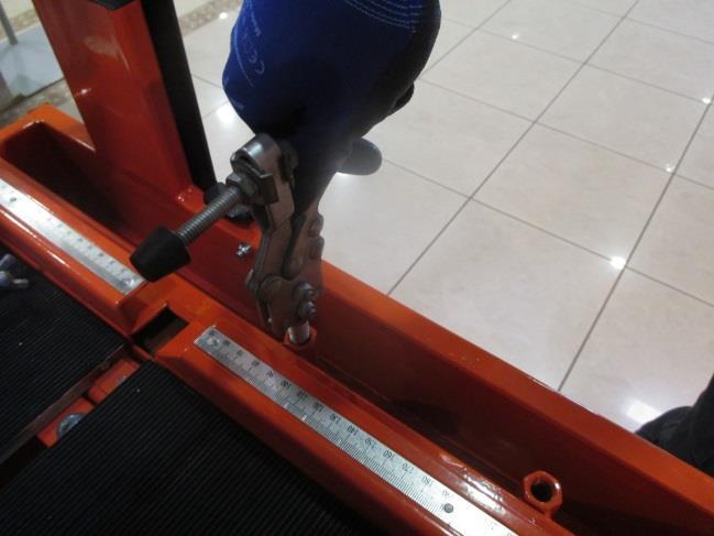 3.9 Instalace fixačních svorek ( jen u modelu TR 232 L ) Slouží k tomu, aby bylo zajištěno rovnoměrné ukotvení material ( přesnější řezání ) 3.