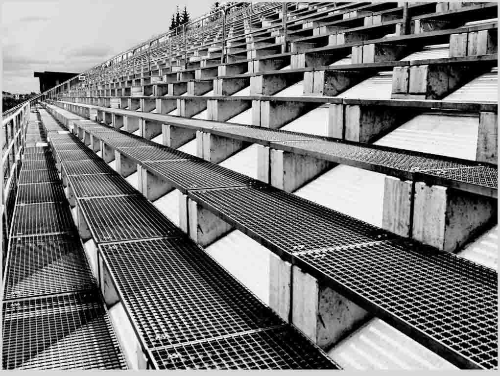 Stejná tribuna jako na minulém snímku, pouze jiný úhel pohledu. Řada schodů, souběţná s rámem obrazu, představuje délku tribuny.