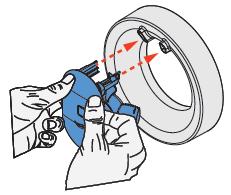 Nasaďte opatrně jednotku ventilátoru na držáky (červené šipky) umístěné na krytu ventilátoru. dbejte na to, aby jednotka ventilátoru nebyla po nasazení nakloněná.