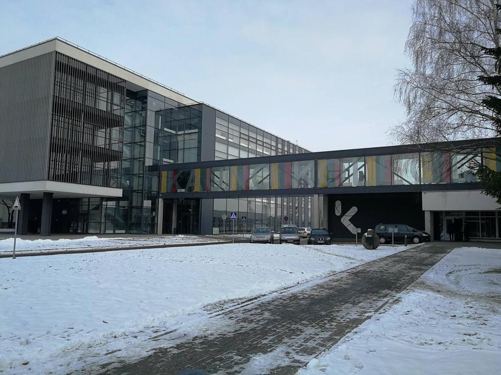 Což vám ale ve výsledku nebude moc platné, protože dostanete stejně pokoj, který bude zrovna volný, ať ho chcete nebo ne, a to ještě s odlišným příslušenstvím.