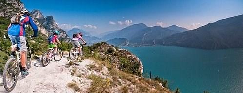 den: Příjezd k blízkosti jezera Lago di Garda - začátek trasy v okolí Trenta - historické jádro, přestávka hodinu, dále směr Rovento - přes Mori ke Gardě bez delších zastávek. Trasa nejde zkrátit.