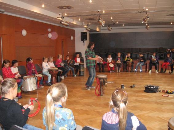 které otevírá nový prostor. Díky své schopnosti stmelovat kolektiv pomáhá Drum Circle ve školách potlačovat negativní důsledky rozdílů mezi žáky.