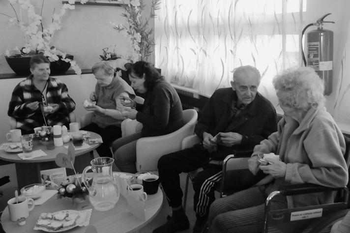 Poháry z nanukových dortů všem připomněly, na čem si rádi v mládí pochutnávali. Takže už se jen hezky usadit, vychutnat si kávičku, čaj a připravené dobroty.
