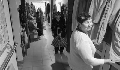 Některé dámy si potřebovaly vybrané kousky vyzkoušet, a buď jim toto bylo umožněno přímo v zákoutí Dílny obyvatel, nebo