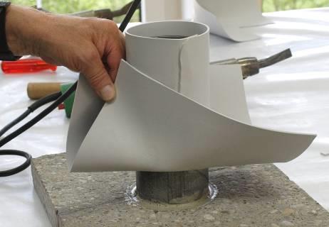 Poté na vodorovnou zadní stranu aplikujte 1 2 mm silnou vrstvu lepidla Sikadur na připravený beton (ne na ocelové potrubí).
