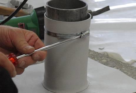 vrstvy lepidla 1 2 mm, přibližná šířka 40 mm dolů / podél a okolo celého potrubí).