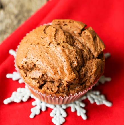 Celozrnné košíčky 250 g celozrnné špaldové mouky 1 lžička skořice vysokoprocentní čokoláda 150 g másla ořechy a sušené ovoce dle chuti 1 vejce 100 g třtinového cukru Ze špaldové mouky, másla,