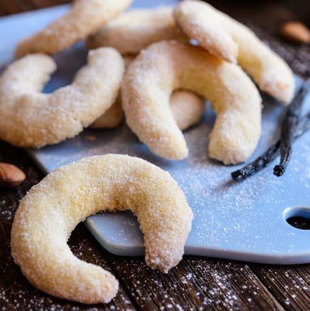 Celozrnné vanilkové rohlíčky 300 g celozrnné špaldové mouky vanilkový lusk 250 g másla 100 g kukuřičné mouky citronová kůra 1 vajíčko 50 g třtinového cukru 200 g mletých ořechů Do větší mísy vložte