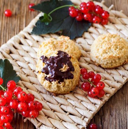 Datlové pusinky 150 g sušených datlí 30 g třtinového cukru 100 g vlašských ořechů 50 g sušených meruněk 2 bílky 20 g pistácií Bílky ušlehejte na tuhý sníh, do kterého opatrně vmíchejte nasekané