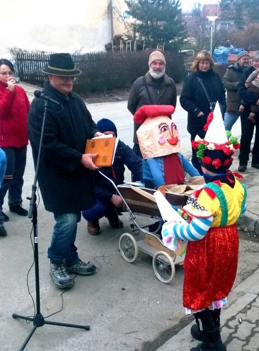 Obchůzka po obci Předávání ostatkového práva Masky se scházejí před obecním úřadem pravidelně vždy v sobotu po obědě.