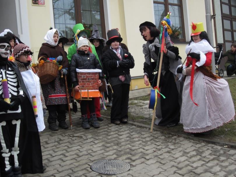 Žáci v maskách chodí společně s dospělými maskami, škola má však zastávky pouze v domech maskovaných dětí. Akce by pro děti jinak byla velice zdlouhavá a náročná.