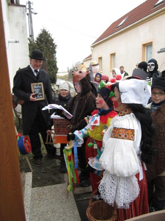 prostřednictvím papírových karet.