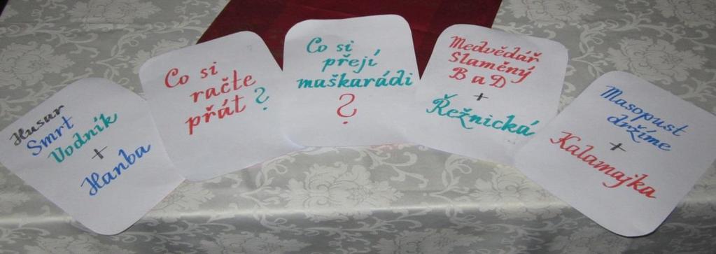 tanec), se kterým se maškarádi předvedou.