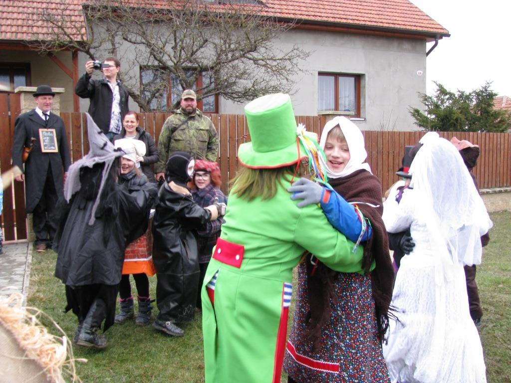 zpívali, hráli na chrastítka či vozembouch.