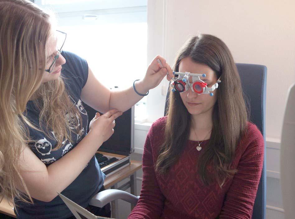 ního cylindru. Měření astigmatizmu binokulárně není prováděno rutinně a často ani jako kontrola měření refrakčního deficitu po klientových stížnostech na předepsanou brýlovou korekci.