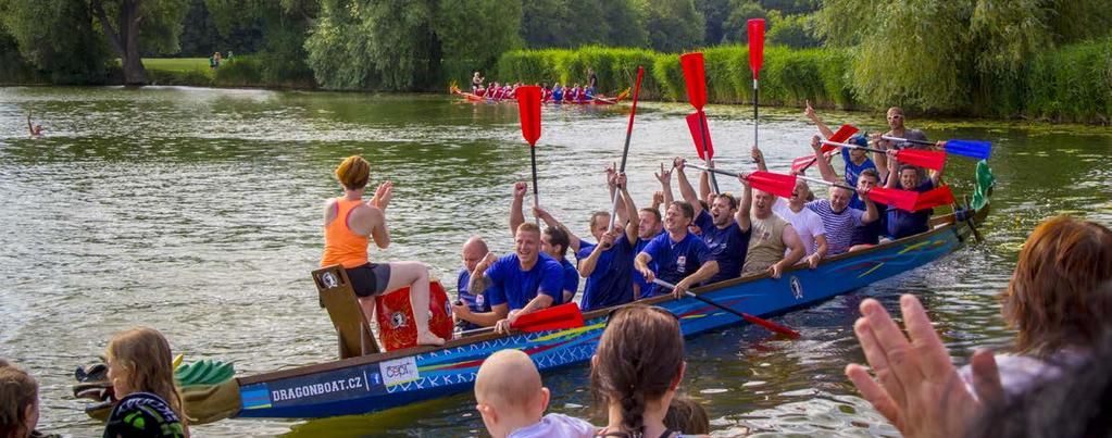 Poté zahájily své představení, před Dělnickým domem, Velký dechový orchestr města Kolína a skupina mažoretek.