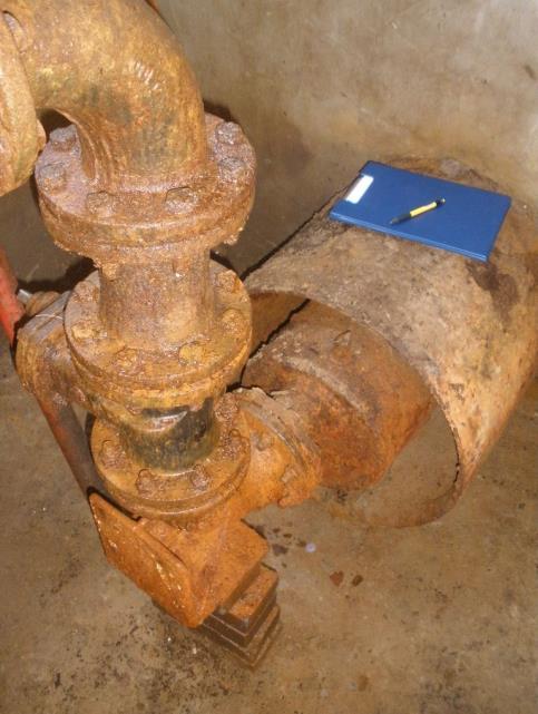 Potrubí OC300 křižující místní komunikaci bude rozpojeno, odstaveno, vyčištěno tlakovou vodou a využito jako chránička pro zatažení potrubí LT150 dl.