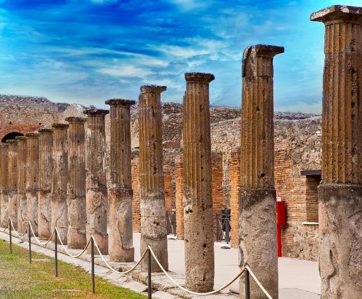 Dalším bodem programu bude slavné Forum Romanum v době antiky bylo toto místo centrem veškerého dění a padala zde všechna důležitá rozhodnutí.