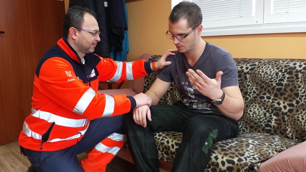 zranený útočník) Dodržujte bezpečný odstup a správny 45
