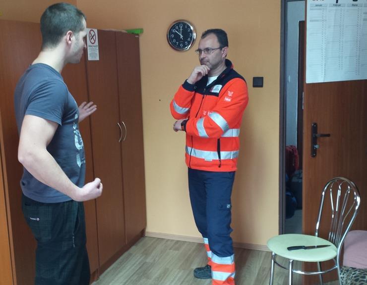 Tvárou v tvár nebezpečnému pacientovi Horné končatiny sa snažte držať v pasívnej polohe nad úrovňou pásu Rozprávajte pokojne a zrozumiteľne Predstavte sa