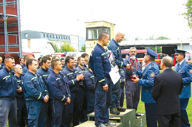 prístroja. Ich zručnosť preverila aj záchrana zraneného z hĺbky pomocou kladkovej sústavy, výstavba lanovky a spustenie zranenej osoby.