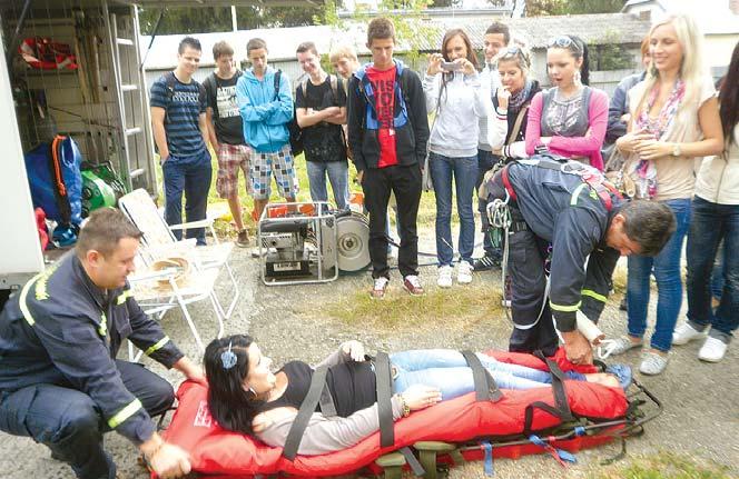 Cieľom hodinovej prednášky bolo študentov naučiť hlavné zásady pri poskytovaní prvej pomoci. Získané vedomosti si vyskúšali aj prakticky.