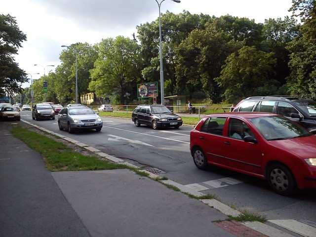 2. Spojovací x Novovysočanská Křižovatka ulic Spojovací x Novovysočanská se nachází na Vysočanském náměstí. Denně dnes touto čtyřramennou průsečnou křižovatkou projede cca 4 tis. vozidel.