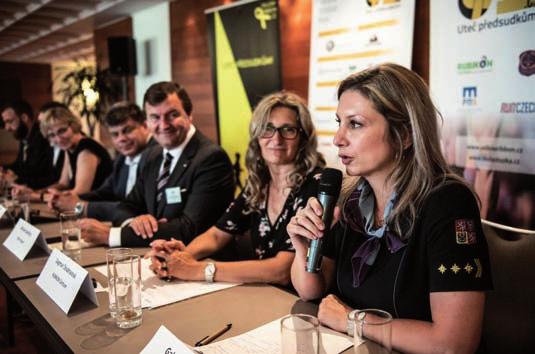 Na iskové konferenci k émau zaměsnávání lidí s resní minulosí a k projeku Yellow Ribbon Run