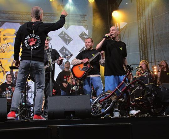 Hudebníky pěvecky doprovázely amní odsouzené ženy a s hymnou o žlué sužce vysoupila