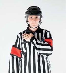 SIGNALIZÁCIA ČIAROVÝCH ROZHODCOV Pravidlo 65 Zakázané uvoľnenie (Icing the puck) Zadný čiarový rozhodca (alebo hlavný rozhodca v systéme dvoch rozhodcov)