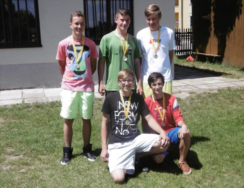 Ráno jsme se sešli ve škole normálně v osm. Poté jsme se přesunuli na hřiště, kde jsme se rozcvičili a připravili.