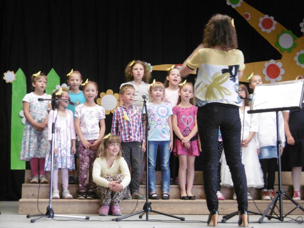 ZÁVĚREČNÝ KONCERT Již tradiční závěrečný koncert našich pěveckých sborů se konal v Orlovně v pátek 16. června.