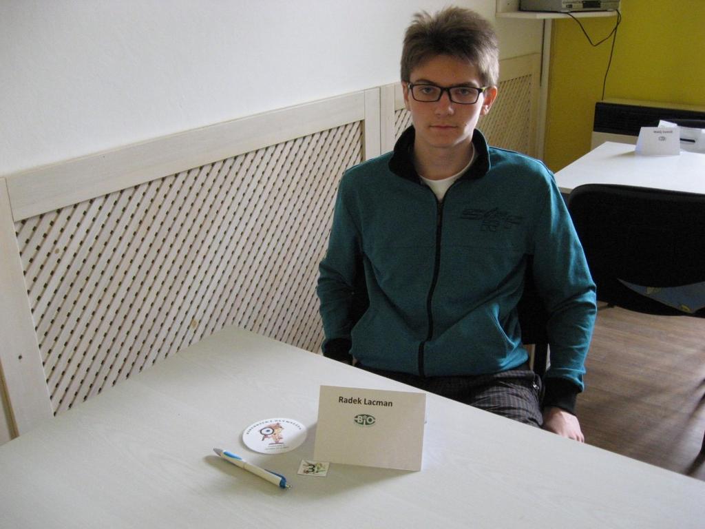 Již při příjezdu si v jedné ze tříd mohli účastníci všimnout připravených pomůcek na soutěž. Kufříky ukrývají mikroskopy, což Radek ocenil. Na okresní kolo veze každý účastník svoji práci a mikroskop.
