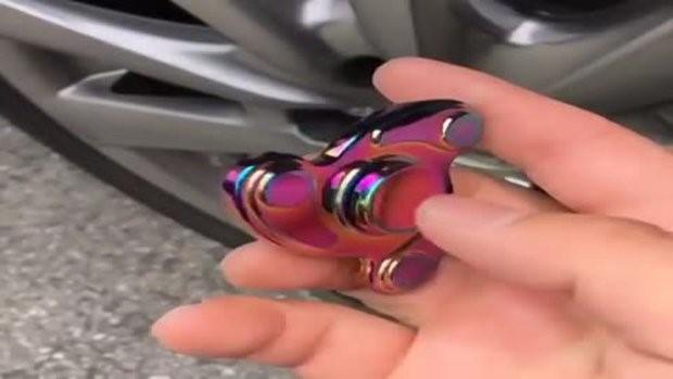 Fakta: Catherine Hettingerová, chemická inženýrka, je označována za vynálezkyni fidget spinnerů. Její příběh se objevil i v novinách jako The Guardian, The New York Times nebo New York Post.