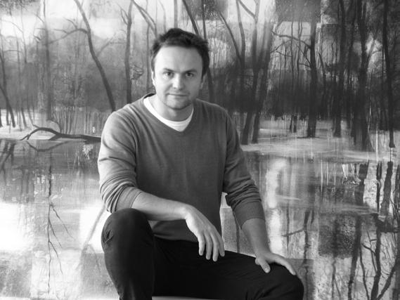 Dušan Mravec Narozen 15. prosince 1980 v Žilině Studium 2002 2008 Akademie výtvarných umění v Praze 2007 2008 Škola konceptuálních tendencí, Prof. Miloš Šejn 2003 2007 Malířská škola, Prof.