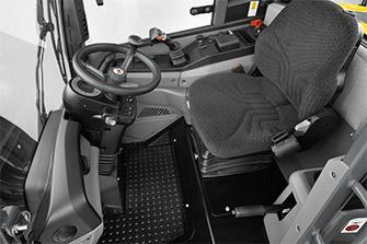 uspořádaná přístrojová deska, pohodlné vzduchem odpružené sedadlo pro řidiče a nastavitelná konzola joysticku Velká