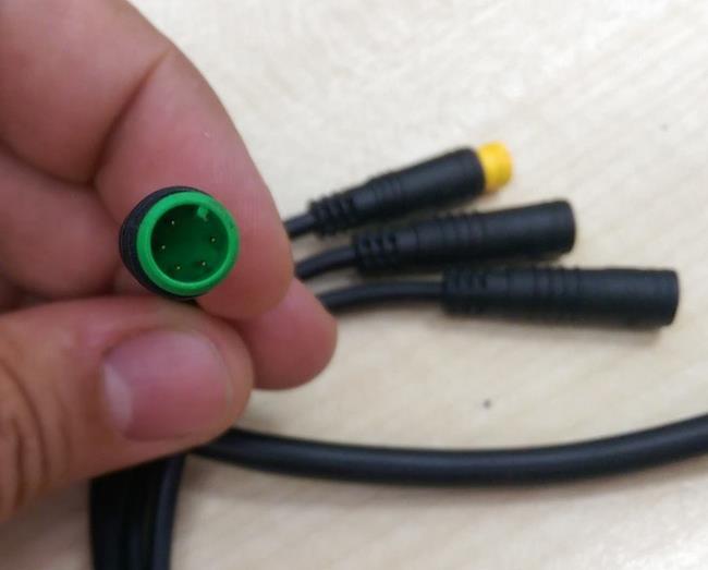 Připojení motoru k PC Připojte druhý konec (zelený kulatý konektor) programovacího