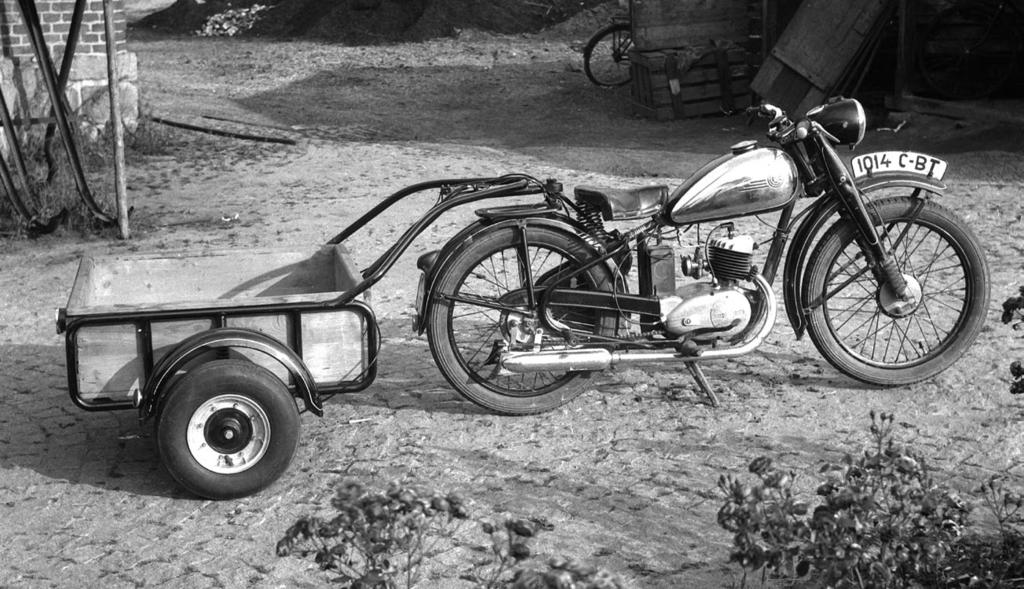 Vozík ČZ připojený za motocyklem ČZ 125 t na