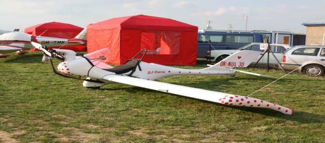 Na náběžné hraně křídla je kompozitový aerodynamický kryt vyztužený skleněnými vlákny. Potah křídla je teplem vypínaná syntetická tkanina Ceconite.
