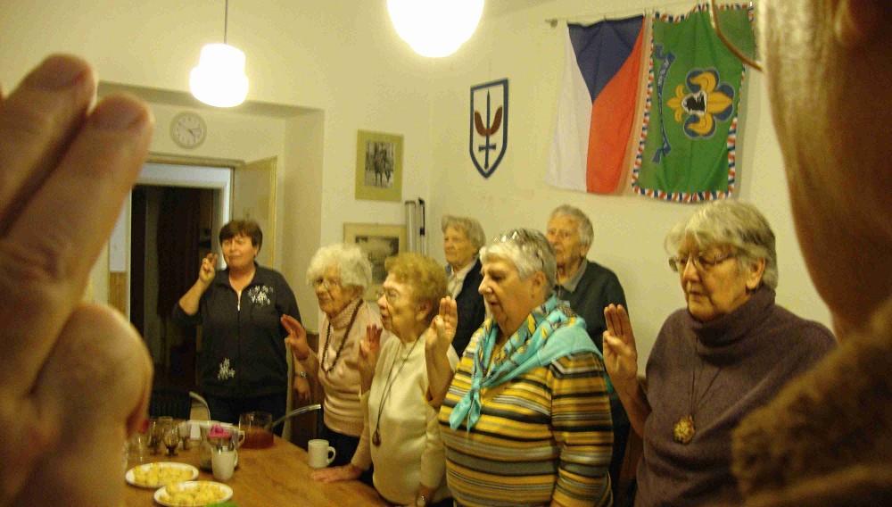 temných obrysů zdejších hor a stoupal výš a výš, razil si cestu mezi hvězdami, rozsypanými hustě vedle sebe po inkoustové obloze. Kraj zalilo bledé světlo.