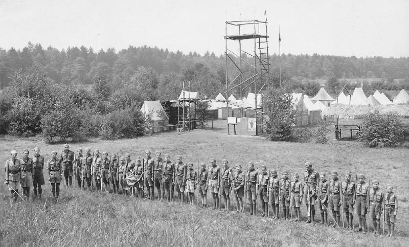 Oba totiž postupně zatklo Gestapo. O osiřelého chlapce se staral strýc. Na svých webových stránkách má Miloš Forman ofocený svůj dopis Ježíškovi na Vánoce 1940.