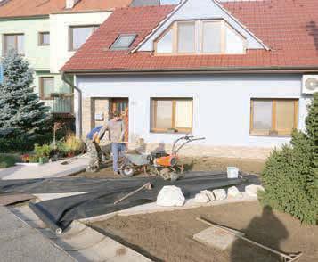 ZAHRADA SNŮ Změna je vidět na první pohled Rodinný dům Miluše Fábry už zdobí nová předzahrádka Deset let, přesně tolik
