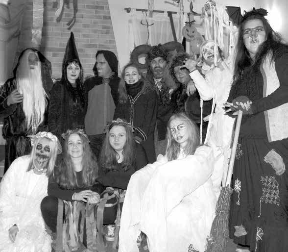 Pondělí 6. listopadu 2017 CELEBRITY 27 Dýňovou polévku vařily zombie Strašidelnou zahradu zaplnily stovky dětí STARÉ MĚSTO Víkend patřil na Slovácku halloweenským převlekům.